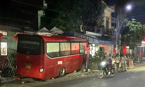 Xe khách tông vào nhà dân
