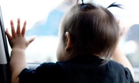 Bé gái 2 tuổi tử vong khi bị bố bỏ quên trên ôtô