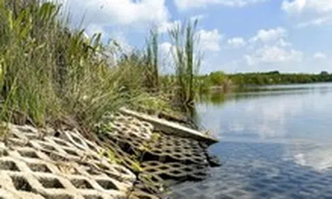 Hồ nước ngọt lớn nhất miền Tây 250 tỉ đồng: Xây xong 2 năm vẫn ‘trùm mền’ chờ nhà máy