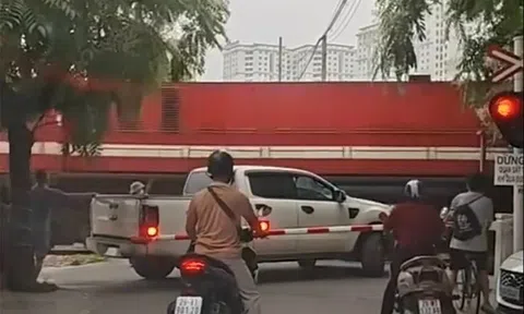 Tài xế mắc kẹt khi cố tình vượt rào chắn đường sắt bị phạt 5 triệu