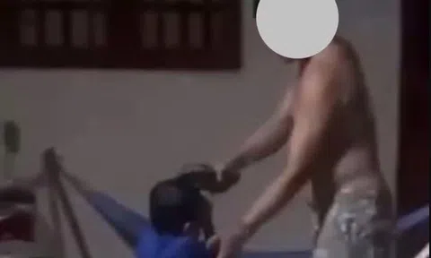 Cha đánh con bằng dép gây phẫn nộ ở TP.HCM