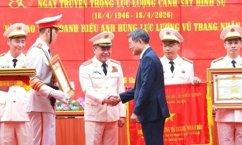 Giám đốc Công an Hà Nội nhận danh hiệu Anh hùng LLVT Nhân dân