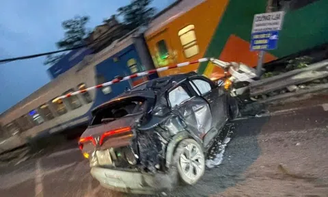 Hà Nội: Ôtô con bị tàu hỏa đâm biến dạng