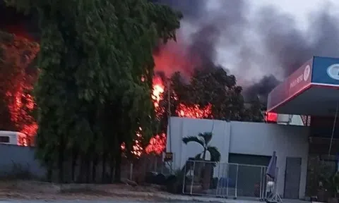 Cháy nhà kho sát vách cây xăng ở TP.HCM