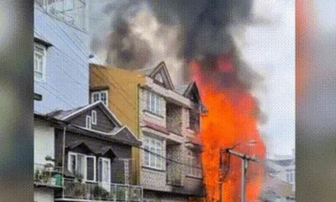 'Bà hỏa' thiêu rụi căn nhà gỗ ở trung tâm Đà Lạt