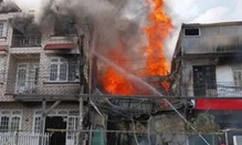 Cháy nhà khu Ba Toa Đà Lạt, các lực lượng vất vả dập lửa