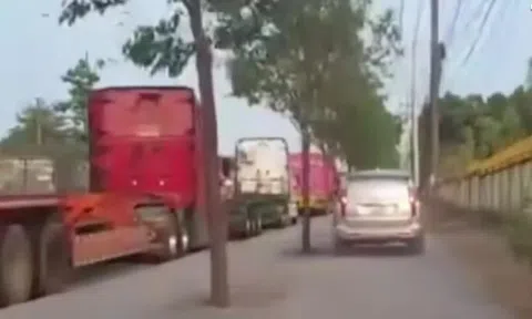 Ôtô leo vỉa hè né kẹt xe, tài xế bị phạt nặng