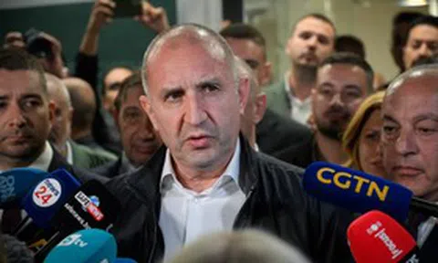 Cựu Tổng thống Bulgaria Rumen Radev trên đà thắng lớn trong cuộc bầu cử mang tính bước ngoặt
