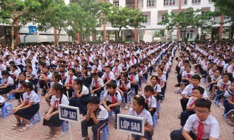 Lữ đoàn 171 Vùng 2 Hải quân tuyên truyền biển, đảo cho các em học sinh