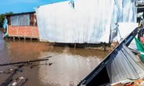 4 căn nhà ở Cà Mau bị sạt lở, trôi xuống sông