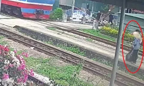 Công nhân đường sắt cứu cụ bà thoát nạn trong gang tấc