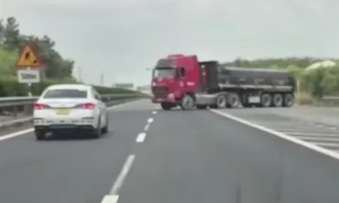 Xe đầu kéo 'diễn xiếc' trên cao tốc TP.HCM - Long Thành - Dầu Giây