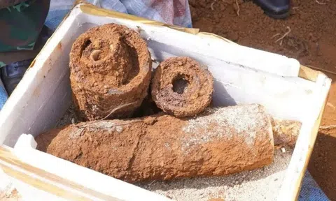 Phát hiện phụ tùng xe tăng khi đào móng xây nhà