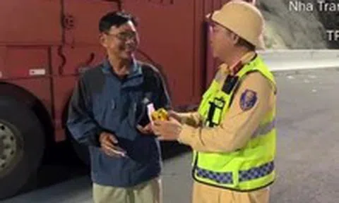 'Buồn ngủ, tài xế hãy ra khỏi cao tốc hoặc vào trạm dừng nghỉ rửa mặt, uống nước'