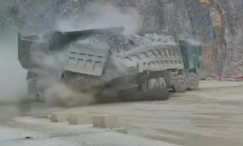 Hai xe ben va chạm trong mỏ đá, hai tài xế tử vong