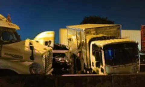 Xe Porsche cùng 5 xe tải tông liên hoàn, cầu Phú Mỹ tắc nhiều giờ