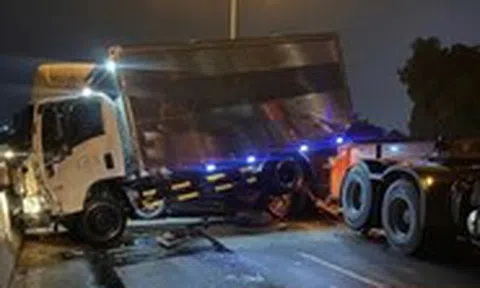 6 ô tô tông liên hoàn trên cầu Phú Mỹ, ùn tắc kéo dài đến 2h sáng