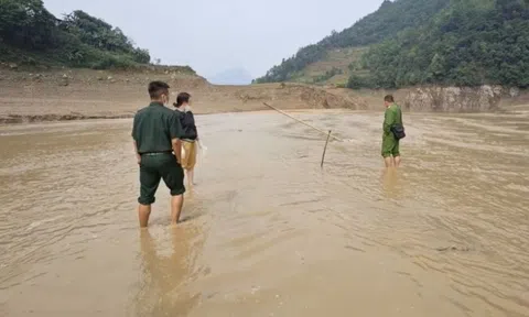 Thủy điện xả nước, lộ thi thể dưới lòng suối