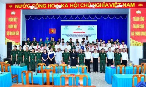 Bộ Tư lệnh TP.HCM cùng mạnh thường quân tặng hàng trăm phần quà cho người dân xã đảo
