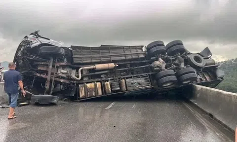 Xe tải lật chắn ngang cầu vượt trên cao tốc, giao thông tắc nghẽn