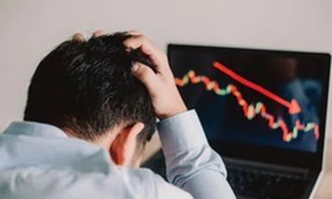 Khối ngoại bán ròng đột biến hơn 2.000 tỷ đồng phiên cuối tuần, cổ phiếu nào là tâm điểm "xả hàng"?