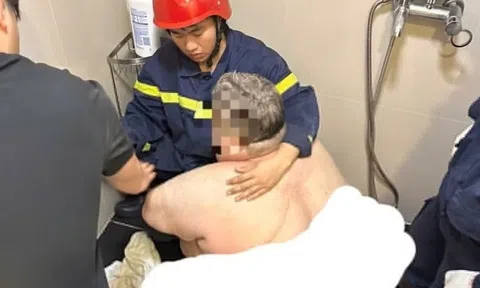 Cứu thành công khách Mỹ nặng 300 kg mắc kẹt trong nhà vệ sinh