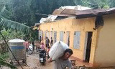 Lào Cai: 20 phút giông lốc, hàng chục ngôi nhà tốc mái
