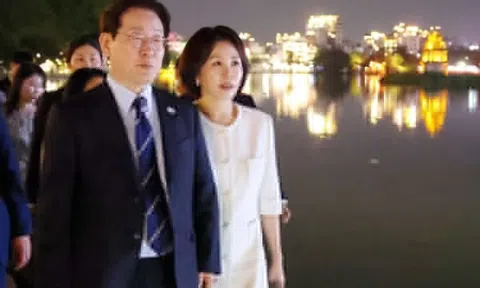 Tổng thống Hàn Quốc và Phu nhân đi dạo quanh hồ Hoàn Kiếm