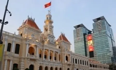 Hàng loạt biển quảng cáo tại TP.HCM tắt điện sau 22h