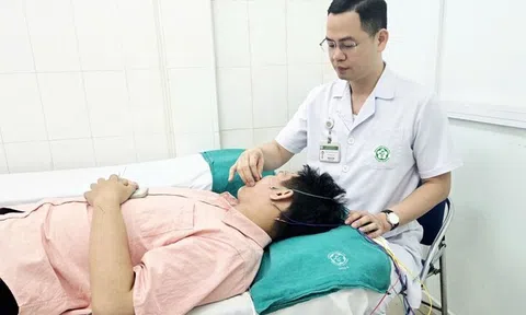 Ngâm bể sục rồi ngủ điều hòa, nam sinh liệt mặt sau một đêm