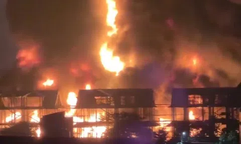 Hà Nội: Kho xưởng ở Đông Anh bốc cháy dữ dội