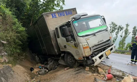 Xe tải đổ đèo mất lái tông xe máy, 2 người thương vong trên Quốc lộ 1A