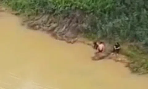 Hai học sinh lao xuống sông cứu bạn nữ thoát chết