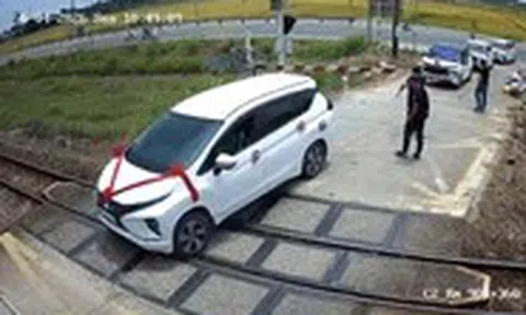 Xe đám cưới tính 'thông chốt' khi gác chắn đã hạ: Xe mắc kẹt rồi thoát trong gang tấc