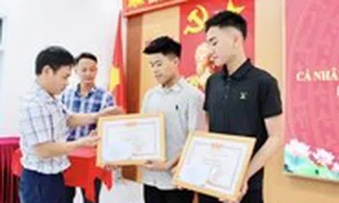 Tặng giấy khen cho hai nam sinh cứu nữ sinh nhảy cầu