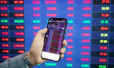 VN-Index áp sát đỉnh 1.900 điểm, dòng tiền phân hóa mạnh: Nên giải ngân hay giữ tiền?