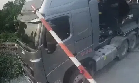 Xe đầu kéo liều lĩnh vượt rào đường sắt khi đèn đỏ