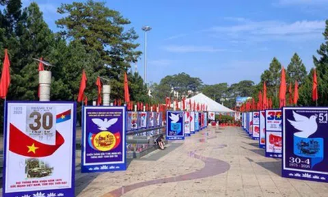 Lâm Đồng: Khai mạc triển lãm tranh cổ động tấm lớn kỷ niệm 51 năm Ngày Giải phóng miền Nam