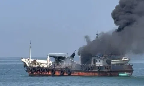 Tàu chở dầu cháy trên biển Lâm Đồng