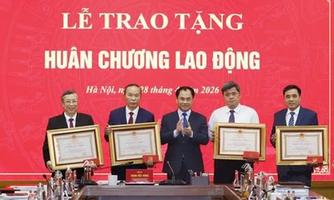 4 Thứ trưởng Bộ Nông nghiệp và Môi trường nhận Huân chương Lao động
