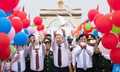 Tổng Bí thư, Chủ tịch nước Tô Lâm thả chim bồ câu hòa bình tại di tích Hiền Lương