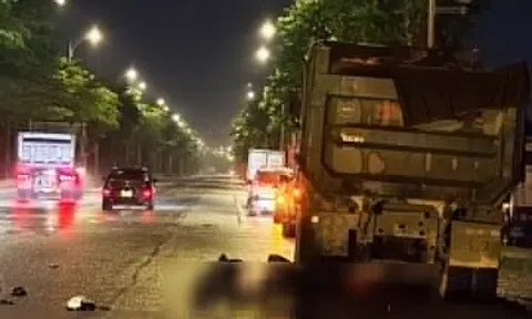 Xe máy va chạm xe ben trong đêm mưa dông, hai người tử vong