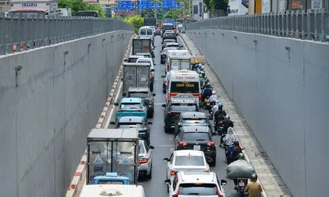 Kẹt xe kéo dài trước cửa ngõ sân bay Tân Sơn Nhất