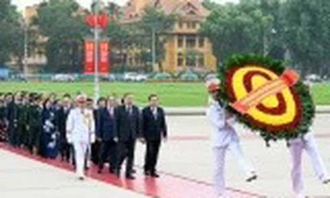 Lãnh đạo Đảng, Nhà nước vào Lăng viếng Chủ tịch Hồ Chí Minh nhân kỷ niệm 51 năm Ngày giải phóng miền Nam