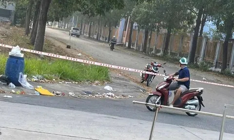 Người đàn ông tử vong trong tư thế quỳ trên bãi đất trống ở TP.HCM