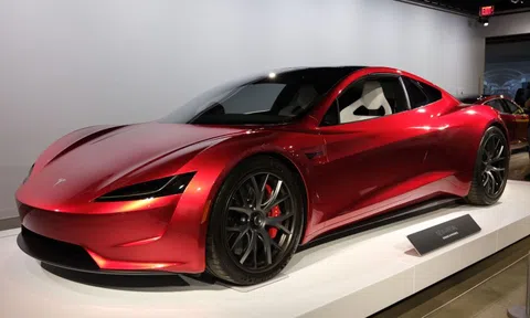 Xe điện Tesla Roadster lại lỡ hẹn với khách hàng