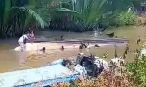 Lật vỏ lãi ở Cà Mau, 6 khách du lịch rơi xuống sông