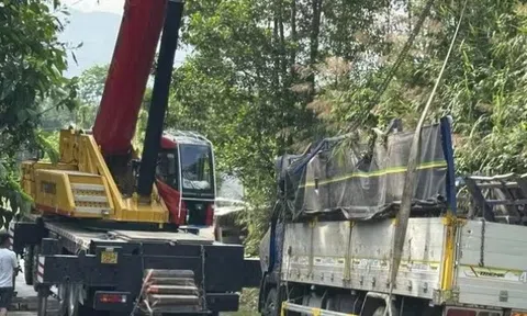 Lật xe tải ở chân đèo Violak tại Quảng Ngãi
