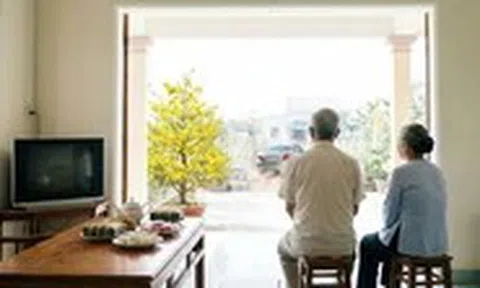 Trẻ nương bóng cha, người già nương vào đâu khi con cái bận rộn?