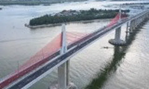 Thông xe chính thức cầu vượt biển dài nhất miền Trung